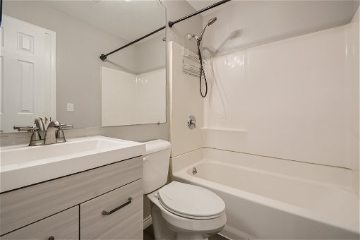 25 2nd Floor Bathroom.jpg